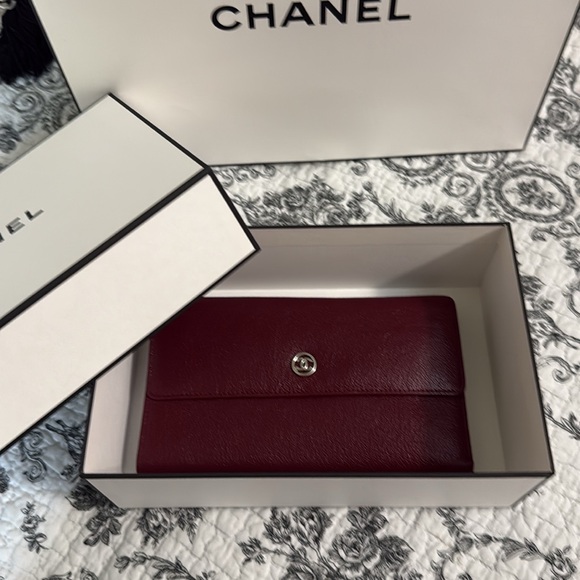 Chanel Classic White Wallet Box and Matching Gift Bag Duo & Tissue; New - Picture 13 of 13